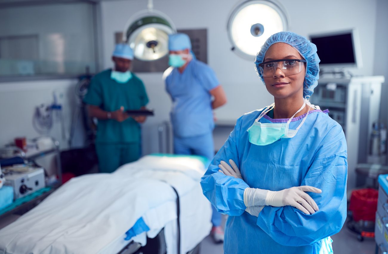 surgeon wearing ppe medical gowns stockbroker © 123rf